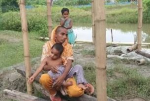 বাগেরহাটের রামপালে দুই সন্তান নিয়ে রেললাইনের পাশে অসম্পূর্ণ ঘরের সামনে রেহানা খাতুন
