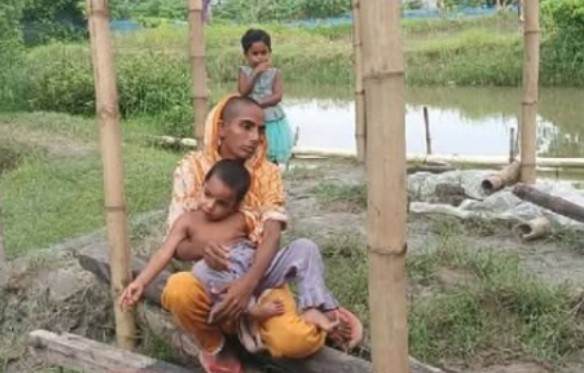 বাগেরহাটের রামপালে দুই সন্তান নিয়ে রেললাইনের পাশে অসম্পূর্ণ ঘরের সামনে রেহানা খাতুন