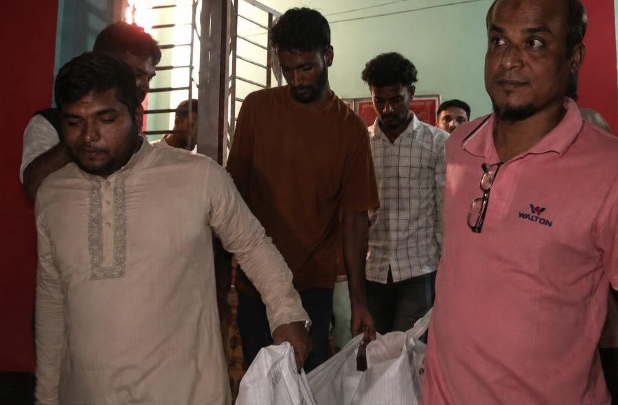 যশোরের বাঘারপাড়ায় মা ও ছেলের রহস্যজনক মৃত্যুর ঘটনায় ঘটনাস্থলে পুলিশ ও স্থানীয়রা