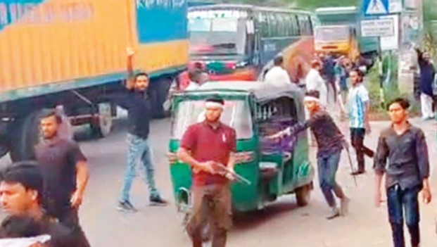 সীতাকুণ্ডে বিএনপির দুই গ্রুপের অস্ত্র মহড়ায় এলজি হাতে যুবক