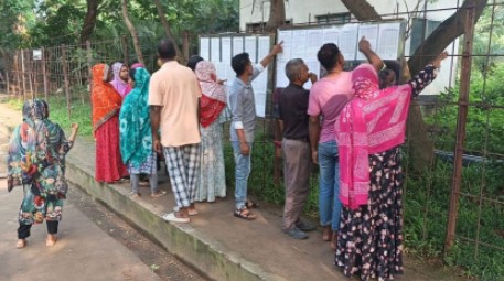 গাজীপুরের কোনাবাড়ীতে কেয়া গ্রুপের কারখানার সামনে ছাঁটাই হওয়া শ্রমিকদের ভিড়