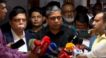 সচিবালয়ে ব্রিফিংয়ে স্থানীয় সরকার নির্বাচনে শিক্ষাগত যোগ্যতা নিয়ে বক্তব্য দিচ্ছেন স্থানীয় সরকার প্রতিমন্ত্রী মীর শাহে আলম।